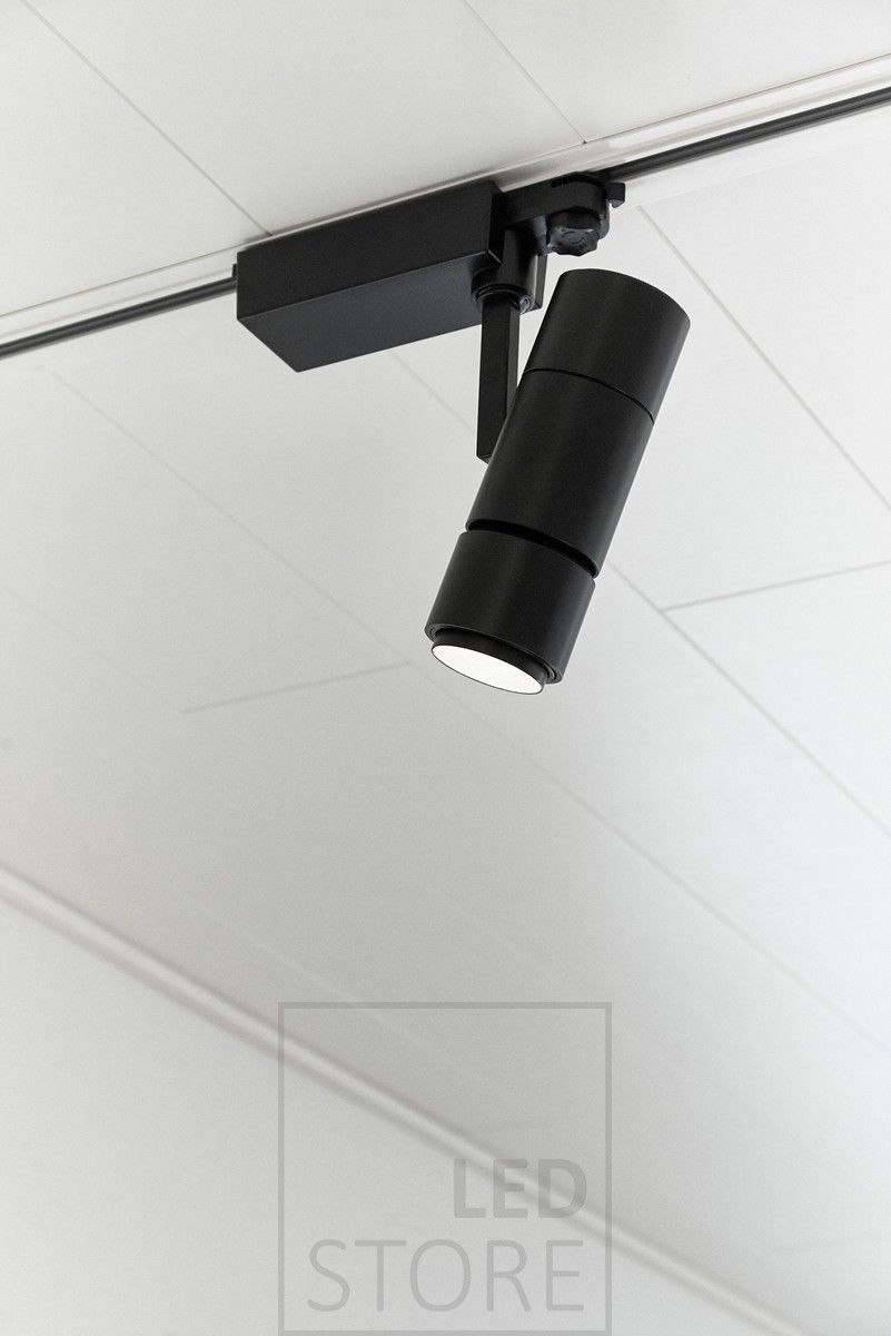 Musta kiskovalaisin, 15W. Lumen tuotto on riippuvainen valon avauskulmasta. Mitä tiukempi avauskulma, sen enemmän lumeneita keskitetysti. Valaisin antaa keskimäärin 1500 lumenia. Näissä kiskospoteissa valotehoa riittää, joten ne sopivat myös vaativiin kohteisiin, kuten myymälöiden, näyttelytilojen ja korkeiden asuintilojen valaisuun. Ledstore.fi